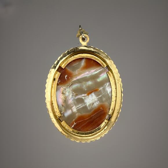Beautiful Vtg Oval Gold Tone Abalone Pendant. Measures 2.5” From Top Of Bale - Picture 2 of 2